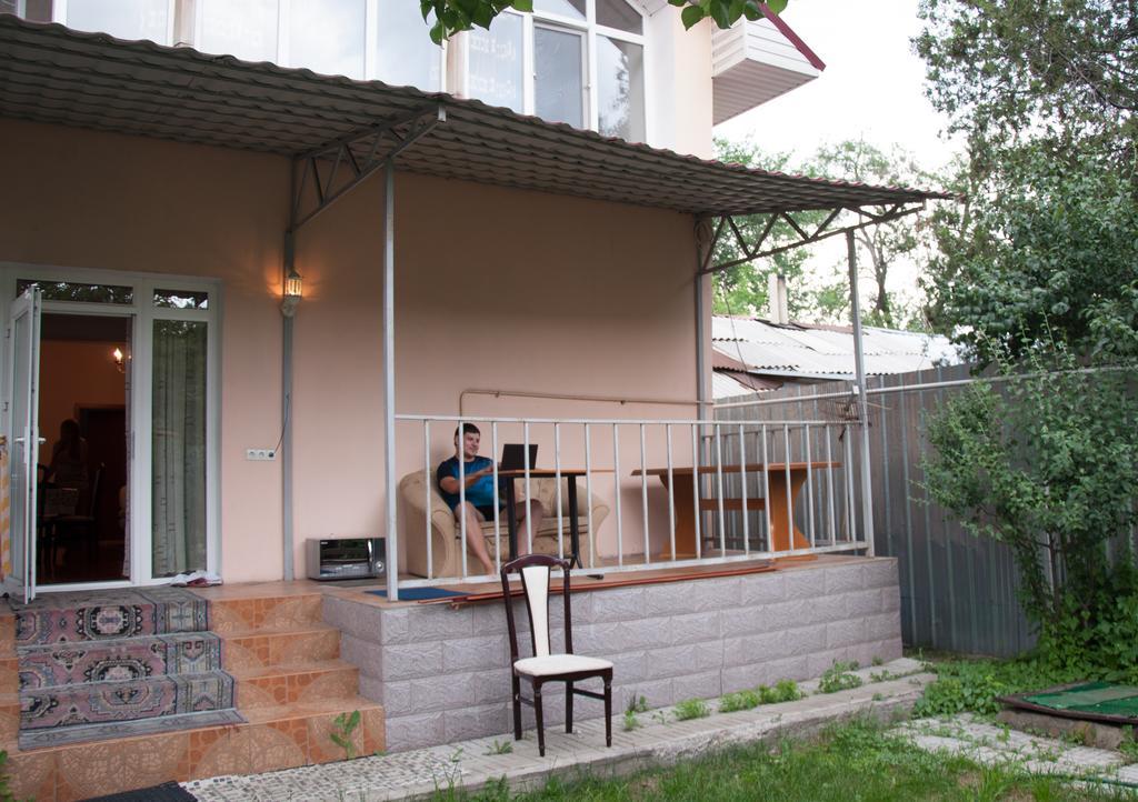 Almaty Backpackers Vandrarhem Exteriör bild