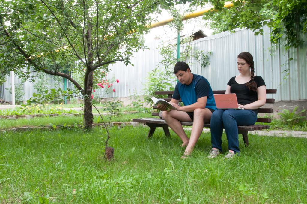 Almaty Backpackers Vandrarhem Exteriör bild