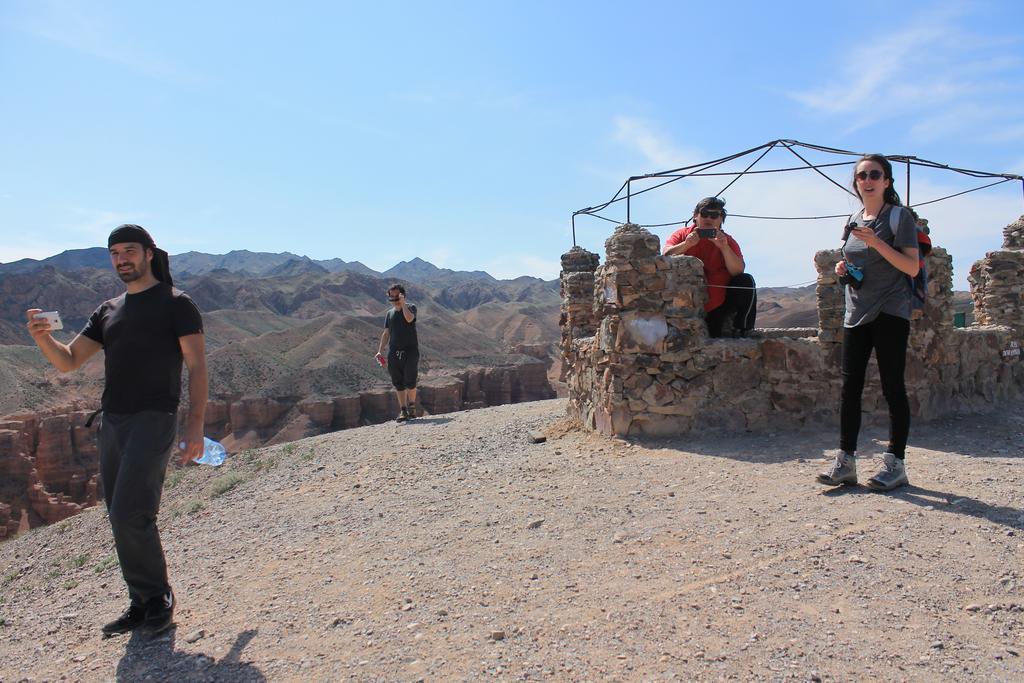 Almaty Backpackers Vandrarhem Exteriör bild